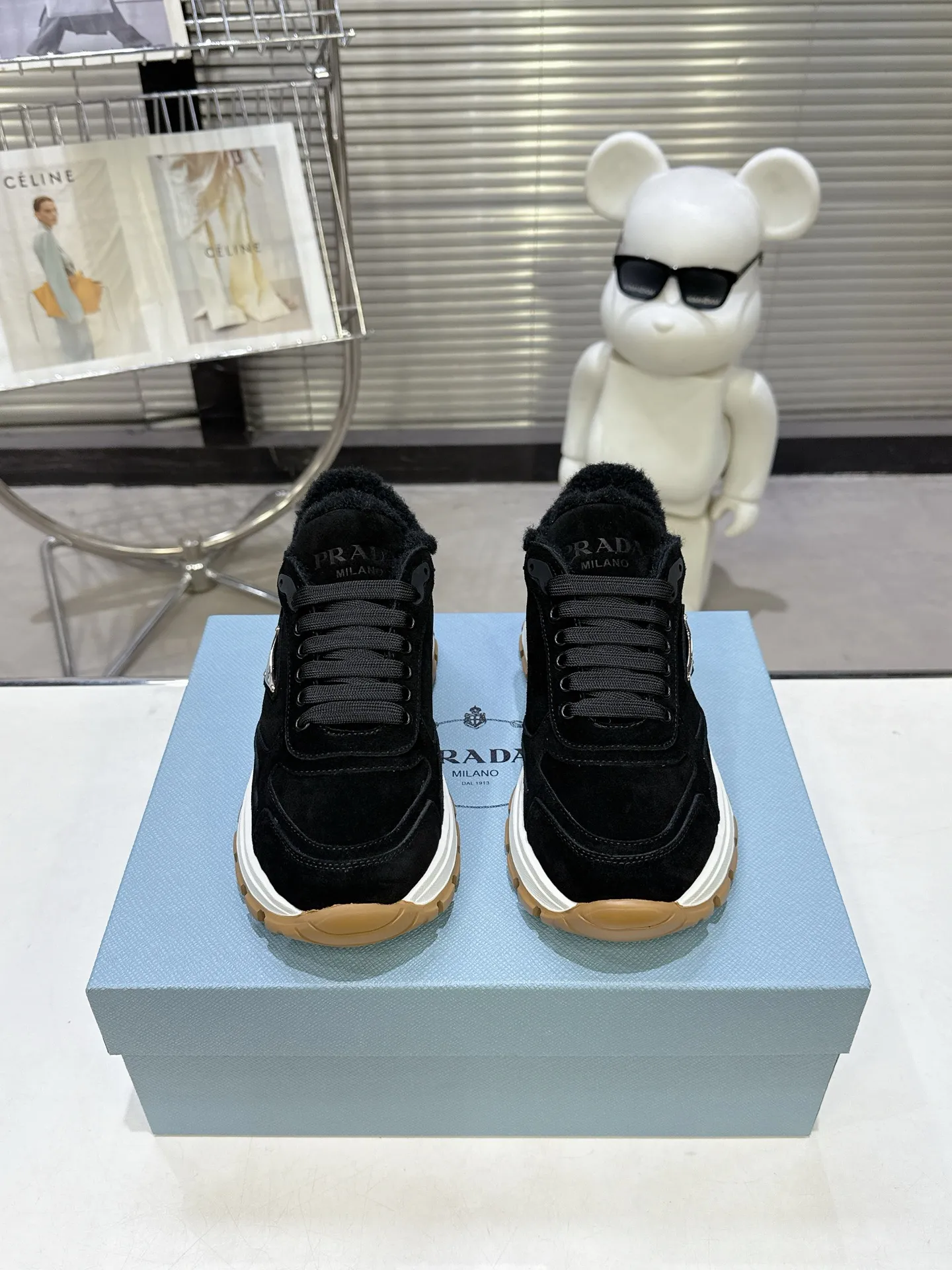 【PRADA】P: 660💰Couple style▪️Size: Women’s 35-40⚛Size: Men’s 39-44(45 customized) 2025 𝐬𝐬Prada’s new product, coming with strength! ❣️Many Internet celebrities have the same style, fashionable and versatile nice items, original shoes are developed and purchased from Italian counters, and are reproduced 1:1 according to the original taste. This year’s theme is not to be defined, embodying texture through simplicity💛From thick-soled sneakers to zigzag short boots to 2025 flat shoes, everything reveals a sure-fire momentum... It combines gentleness and handsomeness, the finishing touch for women❤️ Wear-resistant and ultra-light two-color outsole.